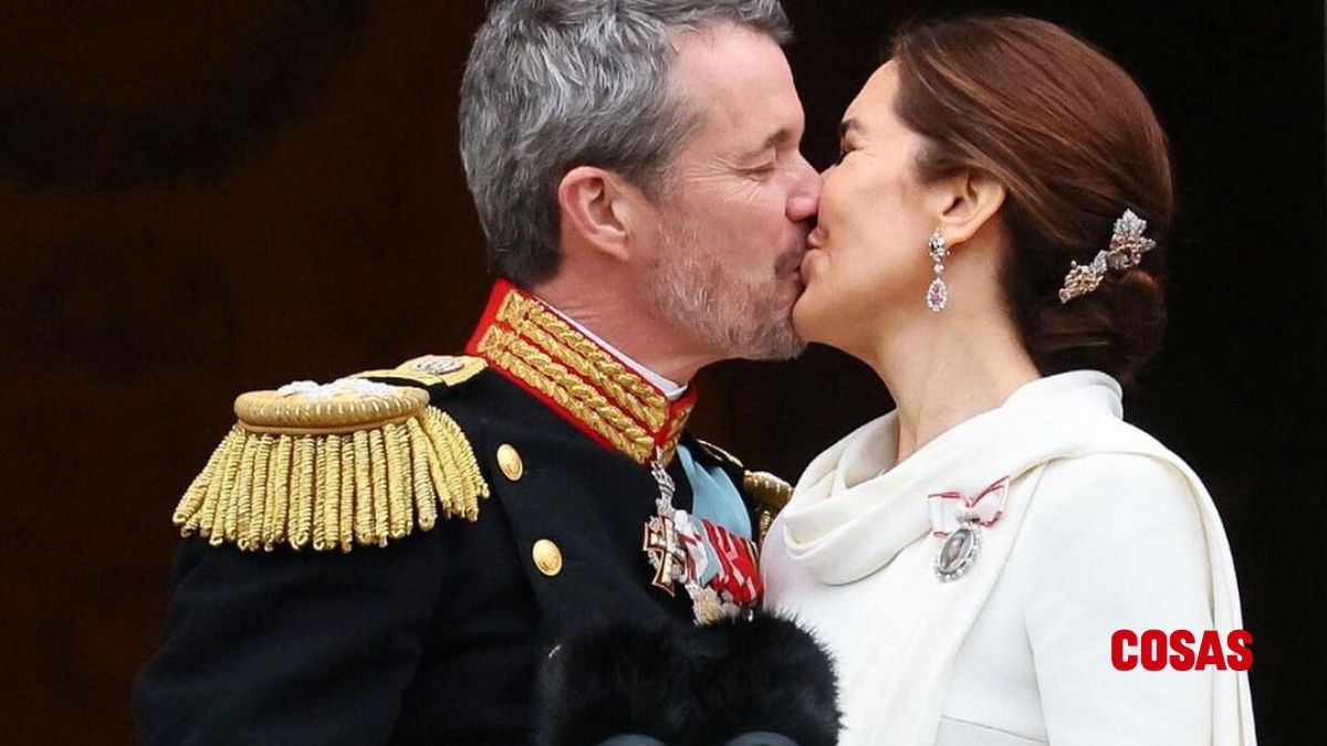 Beso entre Mary y Federico de Dinamarca