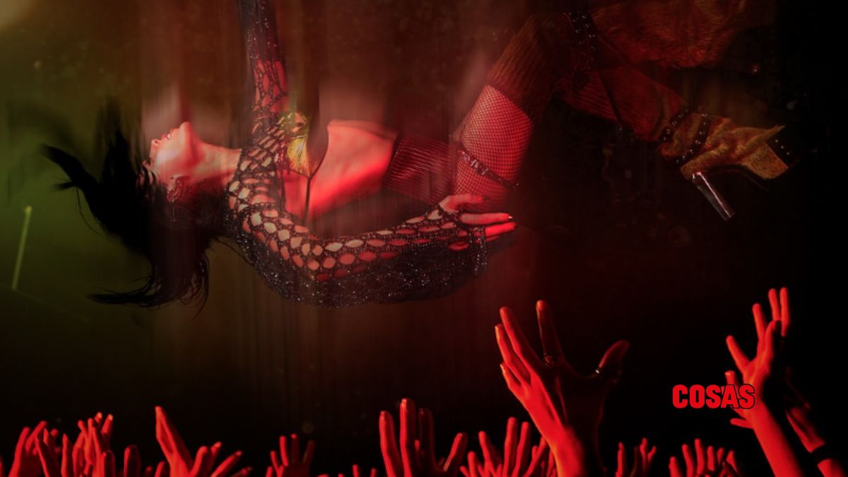 Danna Paola se cae en el escenario en Lima Perú.