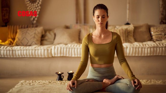 Qué postura de yoga debes realizar según tu signo zodiacal. | Foto: iStock.