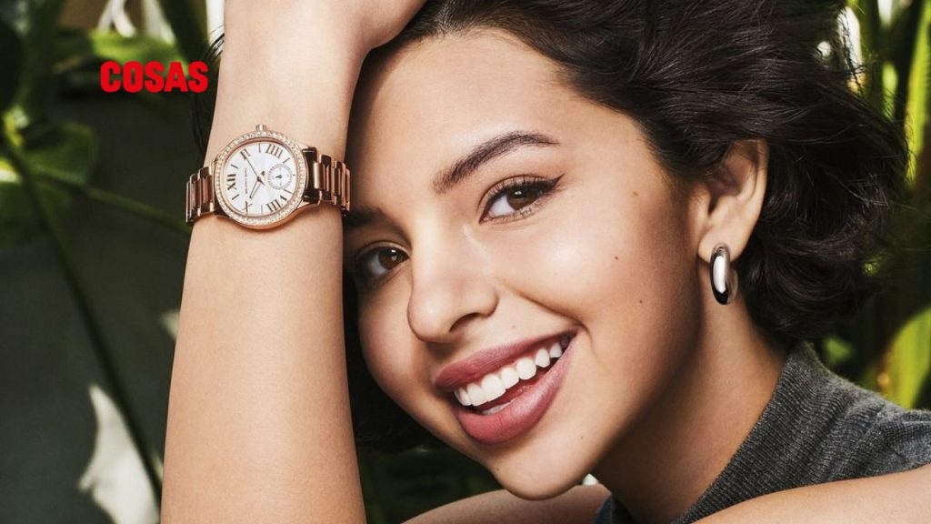 Ángela Aguilar, nueva embajadora de Michael Kors en México, destacando la elegancia y modernidad de la marca en relojes y joyería.