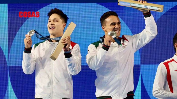 Los clavadistas mexicanos Osmar Olvera y Juan Celaya obtienen la medalla de plata en trampolín 3 metros sincronizados en los Juegos Olímpicos de París 2024.