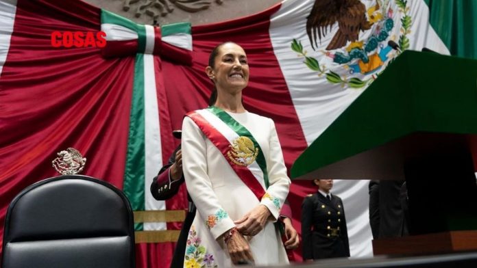 El atuendo de Claudia Sheinbaum en su toma de protesta fue diseñado por la artesana oaxaqueña Claudia Vásquez Aquino, resaltando las raíces mexicanas.