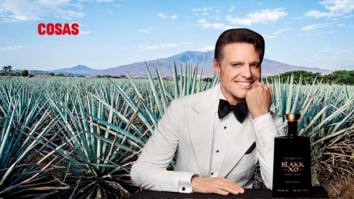 El tequila de Luis Miguel Blakk XO, es la primera bebida negra del mundo, un destilado premium que fusiona tradición y lujo en su creación.