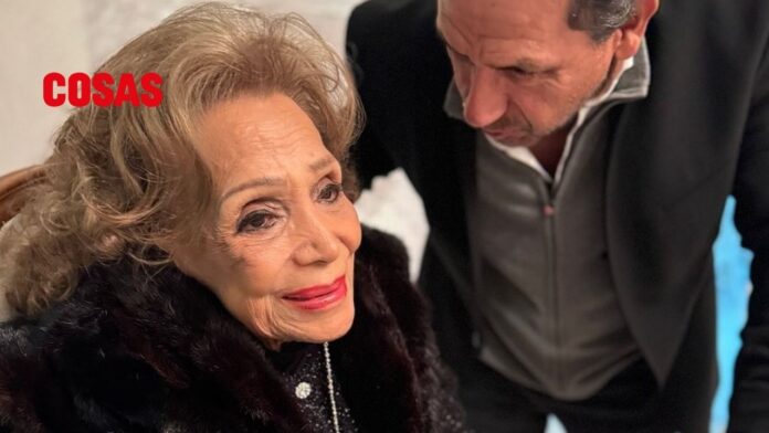 María Victoria sorprende a sus 97 años al compartir fotos navideñas junto a su familia, recordando su legado en el cine mexicano.