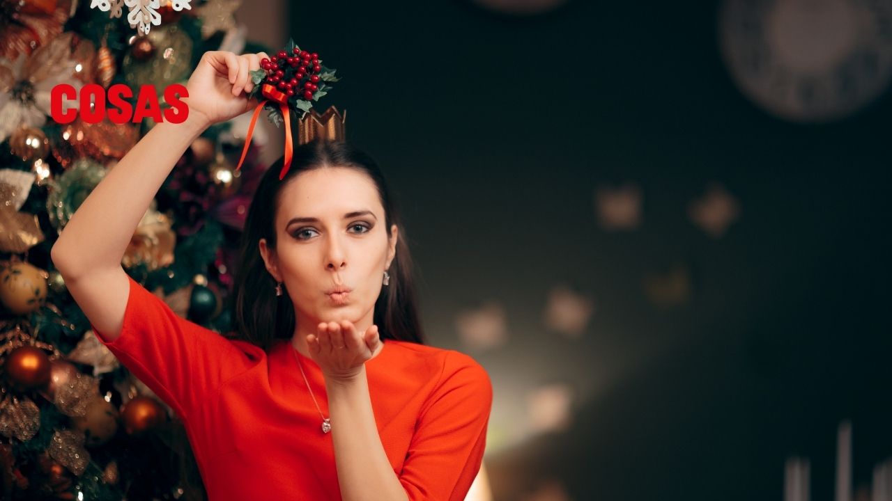 El muérdago, símbolo de amor y buena fortuna, tiene raíces en los ritos celtas y destaca en las decoraciones navideñas modernas.