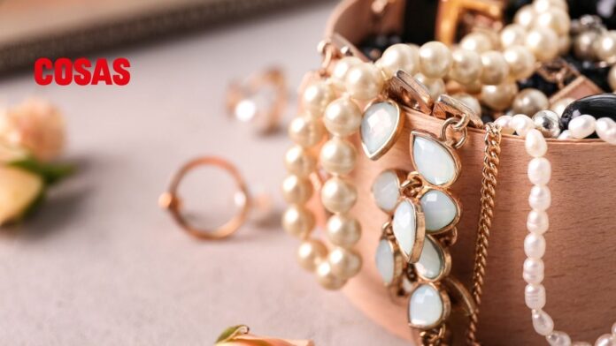 Hallan joyas de oro, perlas y diamantes ocultas en un muro en Francia. Autoridades investigan su posible origen en la Segunda Guerra Mundial.