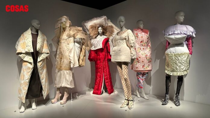 La fotografía de moda no solo muestra ropa; crea mundos. Una imagen icónica puede definir tendencias y transformar la cultura visual global.